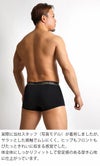 男性モデルがCalvin Kleinのブラックローライズボクサーパンツを着用。 背面から見たシルエットはヒップラインにしっかりフィットし、安定した履き心地。 吸汗速乾マイクロファイバー素材／3枚セット カルバンクライン CK Microfiber Plus メンズ下着。