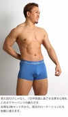 男性モデルがCalvin Kleinのブルーのローライズボクサーパンツを着用。 通気性に優れたマイクロファイバー素材で、1日中快適な着心地の3枚セット。 商品名：カルバンクライン CK Microfiber Plus メンズ下着。